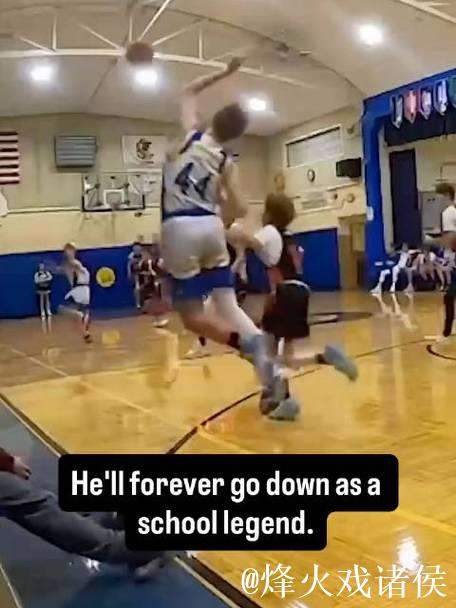 大力出奇迹！美国初中生后场完成极限绝杀，这球可以吹一辈子！