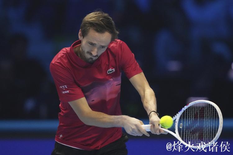 ATP总决赛梅德韦德夫首胜保出线希望 辛纳两连胜
